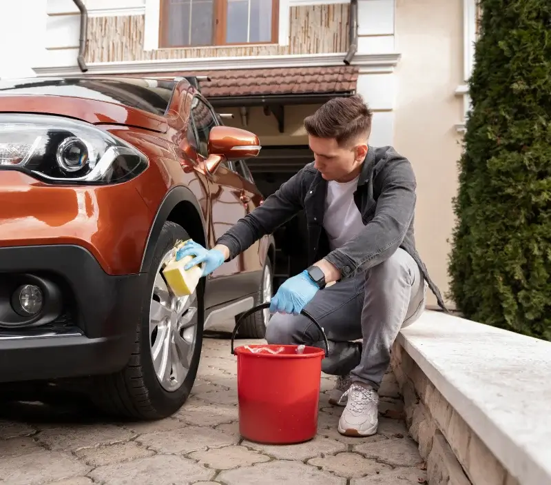 Lavage auto à domicile Durban-Corbières : professionnel intervenant sur un véhicule